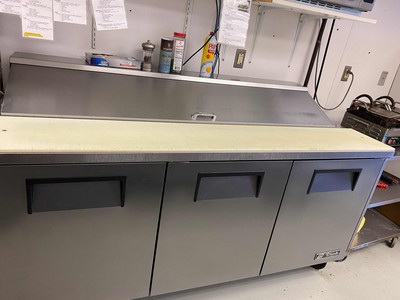 Commercial worktop refrigerator