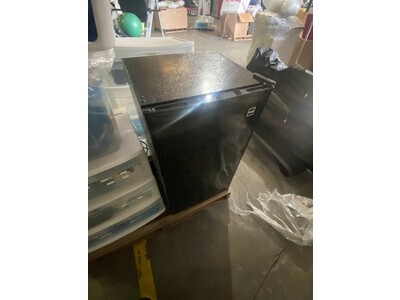 RCA RFR320 Black 3.2 cu. ft. Mini